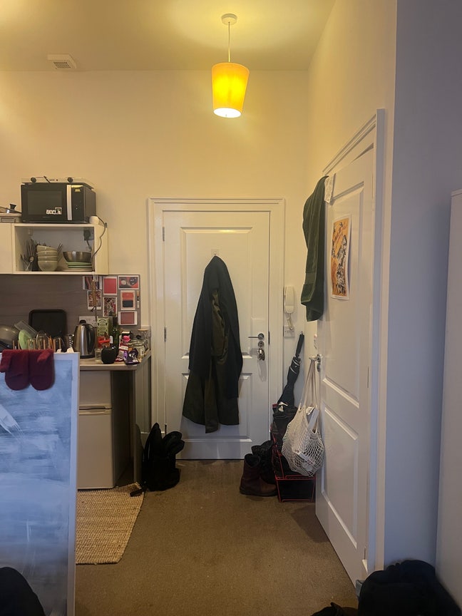 Short Term Let for studio in West End. Main Photo