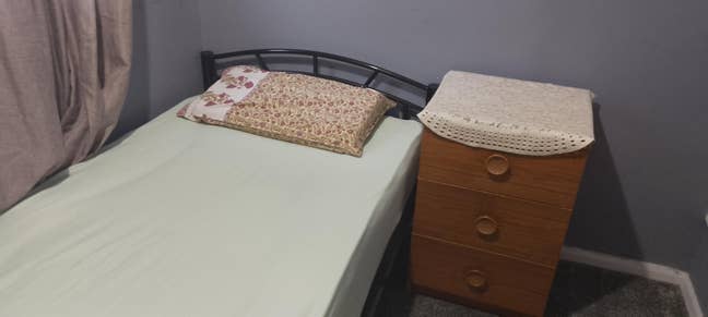Furnished single room available in b69  Main Photo