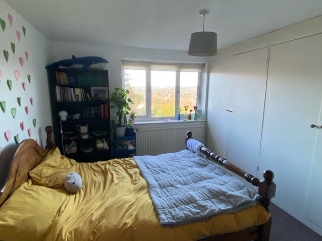 Double bedroom with valley view and parking  Main Photo