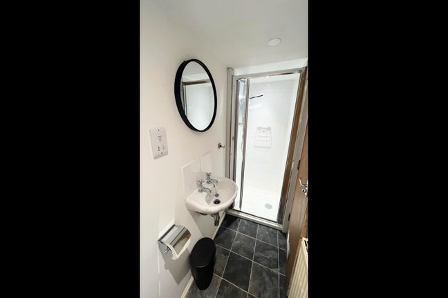 Spacious 4-Bedroom House in Burley  Main Photo