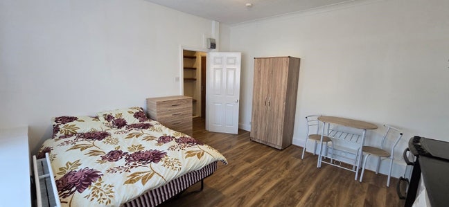 Spacious Studio Flat in Palmers Green Main Photo