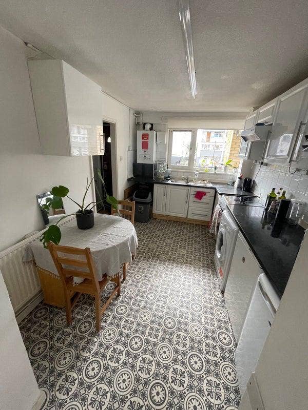 1 Bedroom in 4 bed flat Main Photo