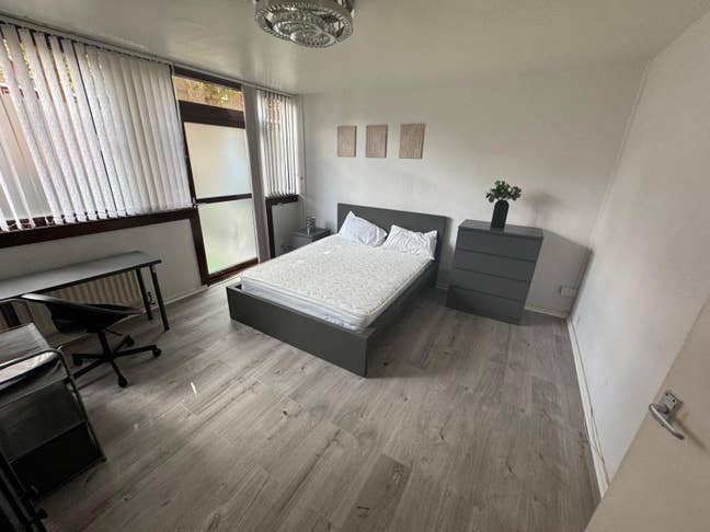 XL Double w/ Pvt Garden | 3Bed House in Cutty Sark Main Photo