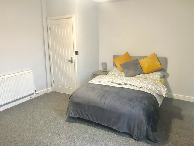 XXL En-Suite Room close to Hucknall High Street Main Photo