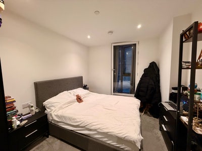 Double Room in modern flat with own bathroom  Main Photo