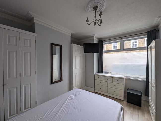 Double room w/ private bathroom - close to station Main Photo