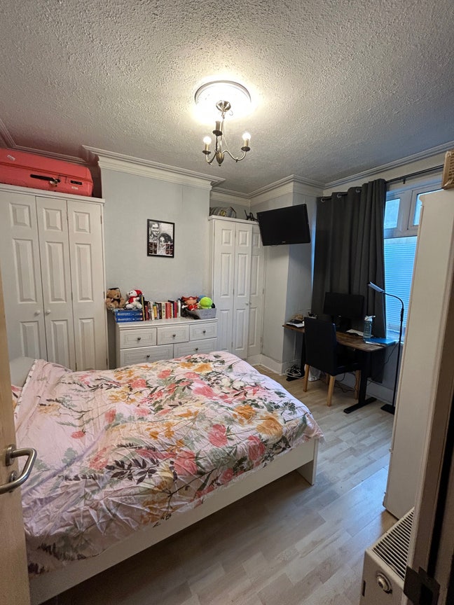 Double room w/ private bathroom - close to station Main Photo