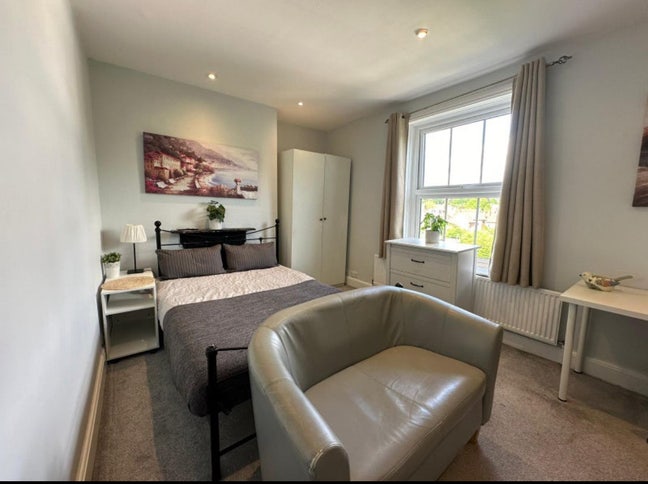 Spacious & Bright Double Room - Central Guildford  Main Photo