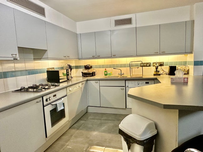 Full 1-Bedroom Flat at Kensington Gardens Square Main Photo