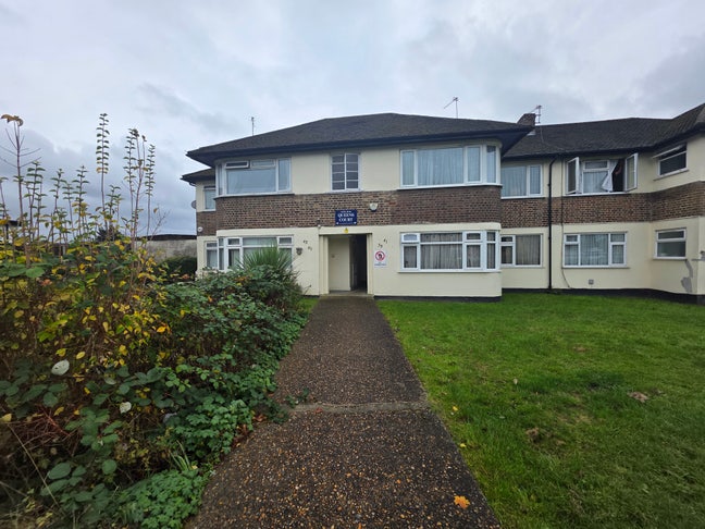 Two bedrooms ground-floor flat in Kenton HA3 Main Photo