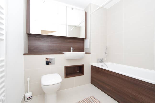 Luxury Vibe in a Three Bed Flat with Gym  Main Photo