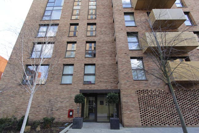 Luxury Vibe in a Three Bed Flat with Gym  Main Photo