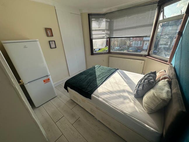 🛏️ En-Suite Room to Let in - Wembley Central Main Photo