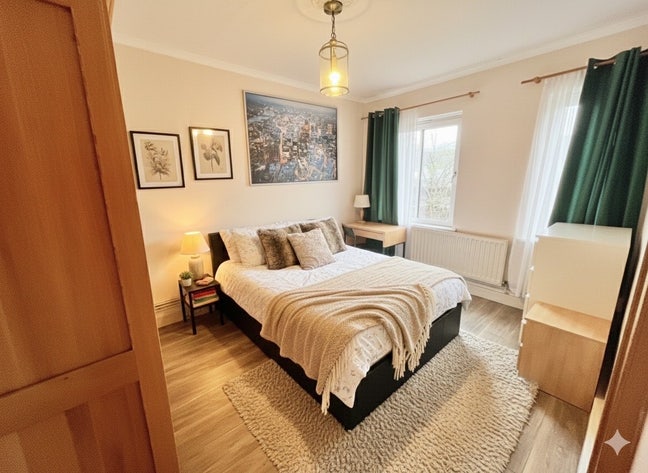 Spacious Room - 5min to St & Close to Stores! Main Photo