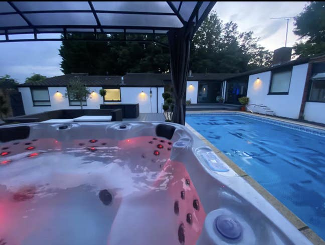 Double - private bathroom - pool & jacuzzi  Main Photo