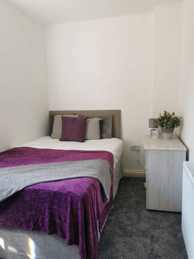 10 min walk to town centre & bus station * Ensuite Main Photo