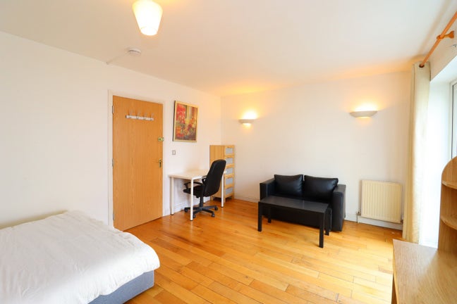 3 Amazing Doubles+Ensuite with Private Garden! E15 Main Photo