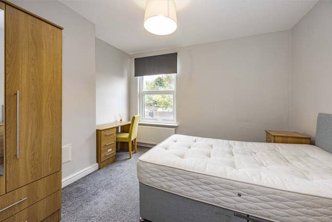  Windsor  Street  NG9  -  4  Bedroom  House  share Main Photo