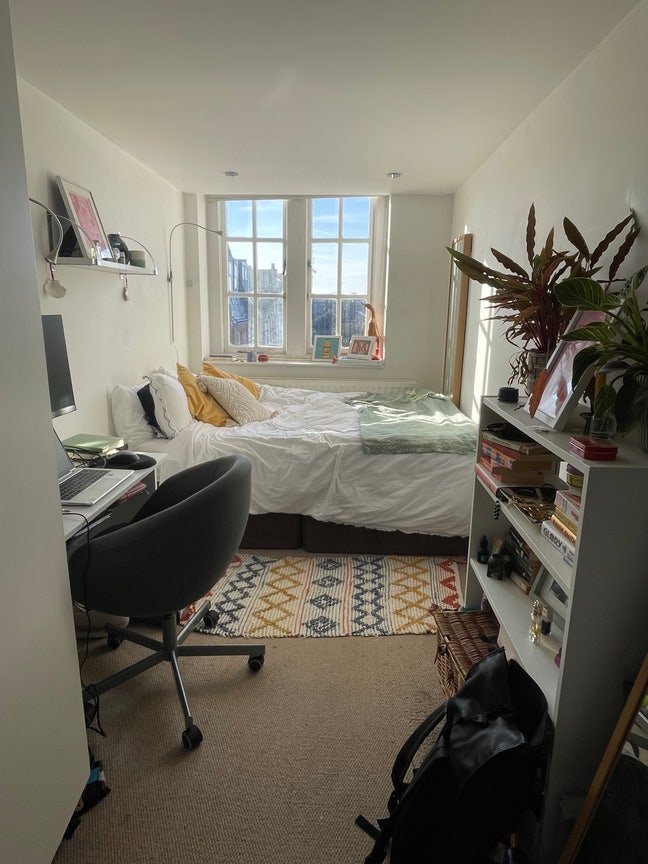 Lovely room available!  Main Photo