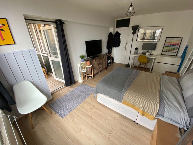 Large  Room with Balcony - 2 Mins from Old Street Main Photo