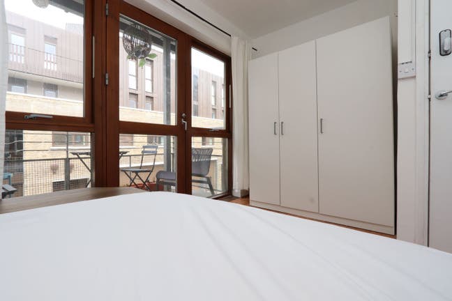 Affordable Room E14 nearby DLR, Shops & Riverside Main Photo