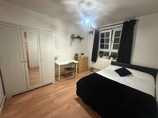 New XXXL Rooms+Balcony 2mins Aldgate St!! Main Photo