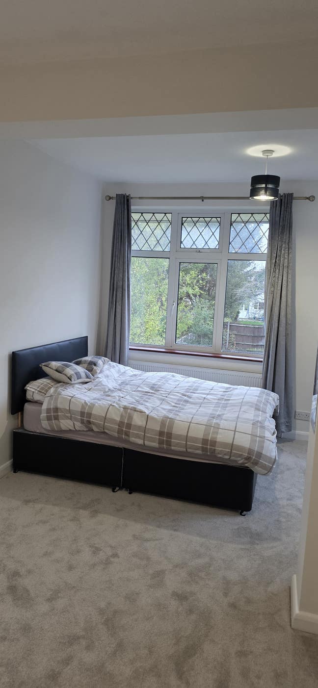 Large clean room in beautiful house New Eltham Main Photo
