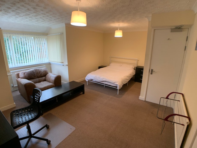 Comfortable Room in Prime Location near Birchwood! Main Photo
