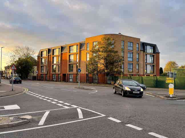 Central Ensuite Double Bedroom Main Photo