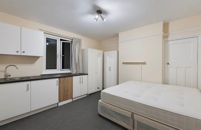 Studio Flat in Harrow (HA2) Main Photo