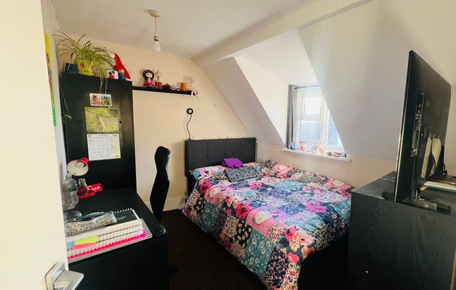 Room to rent in a 3 bedroom flat Main Photo
