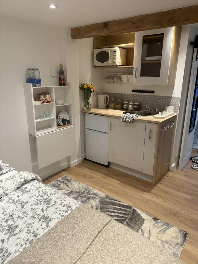 Newly renovated mini studio flat Main Photo