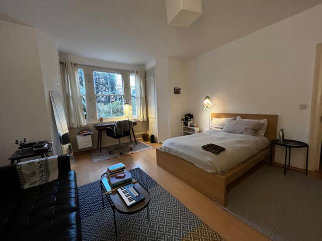 Large room in gorgeous garden flat Main Photo