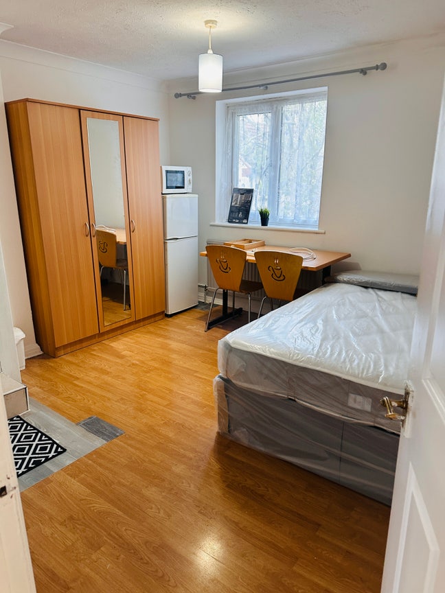 Six Lovely Newly Refurb Rooms@E6 5TL/Becton/Royal Main Photo