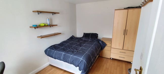 Double bedroom + off street parking  Mon to Fri Main Photo