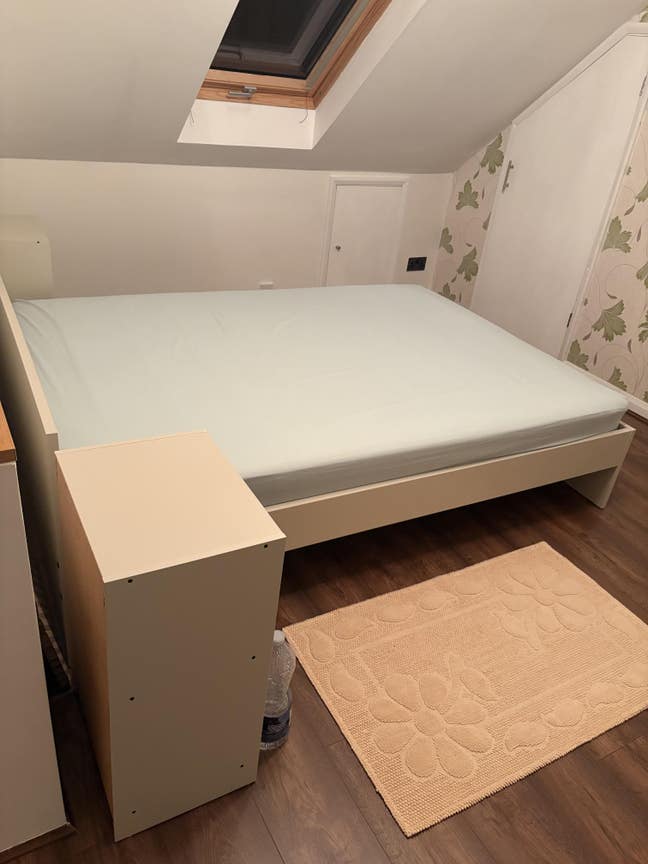 Spacious double bedroom with en-suite  Main Photo