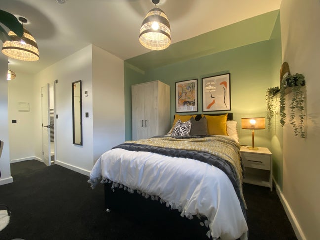 Spacious  en-suite bedroom  Main Photo