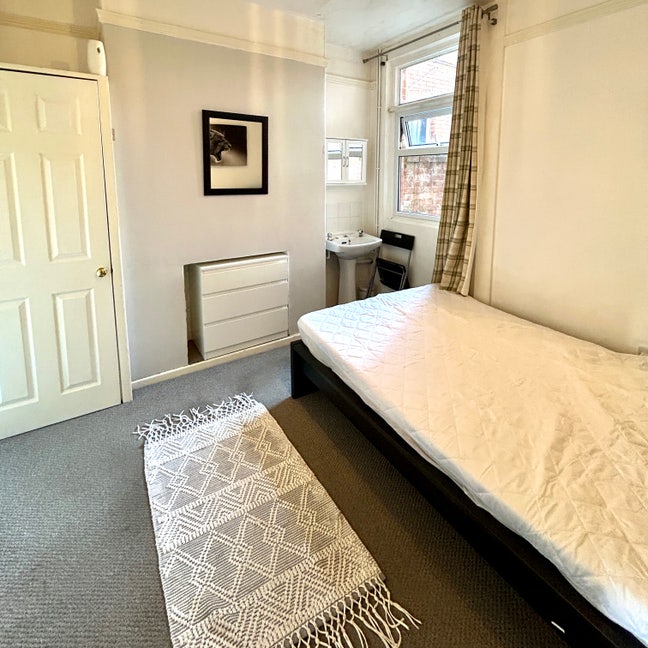 2 Large double bedrooms by hospital and town  Main Photo