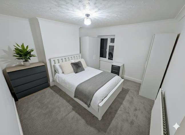 Large double room with extra storage  Main Photo