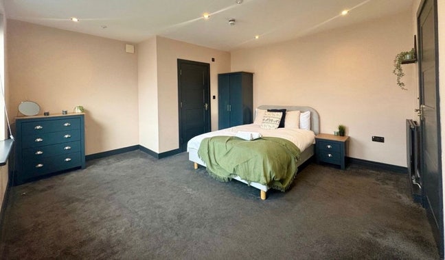 ⭐ Luxury Rooms, Chatham train station!⭐  Main Photo