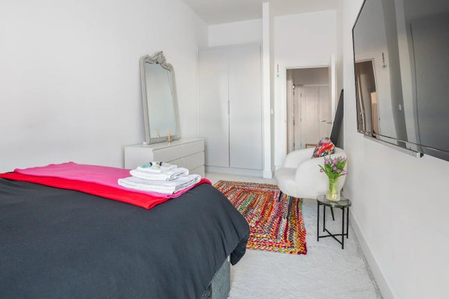 Modern 1-BedApartment| GFloor| Furnished | Parking Main Photo