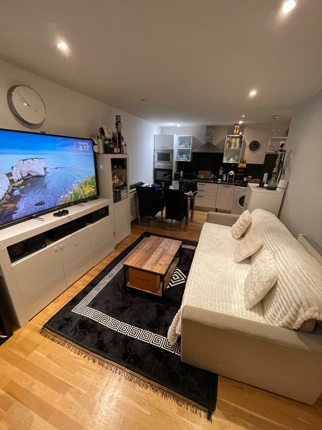 Clean double room in gated mews  Main Photo