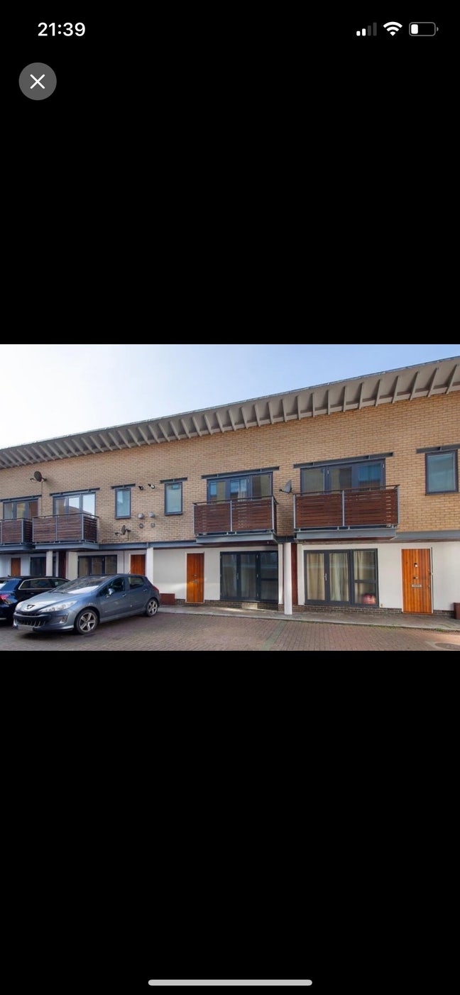 Clean double room in gated mews  Main Photo