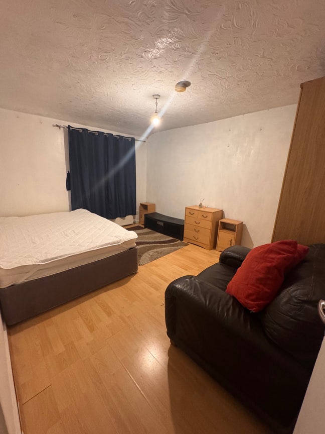 Large Double Room to Rent, All Bills Included  Main Photo