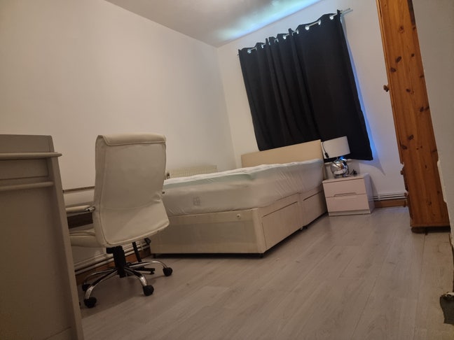 A Double Bedroom to Let Main Photo