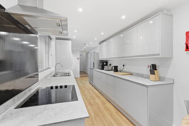 88 - Brand New Ensuite Rooms - Great Location! Main Photo