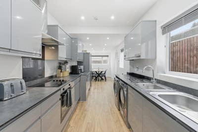 225 - Brand New Ensuite Rooms - Great Location! Main Photo