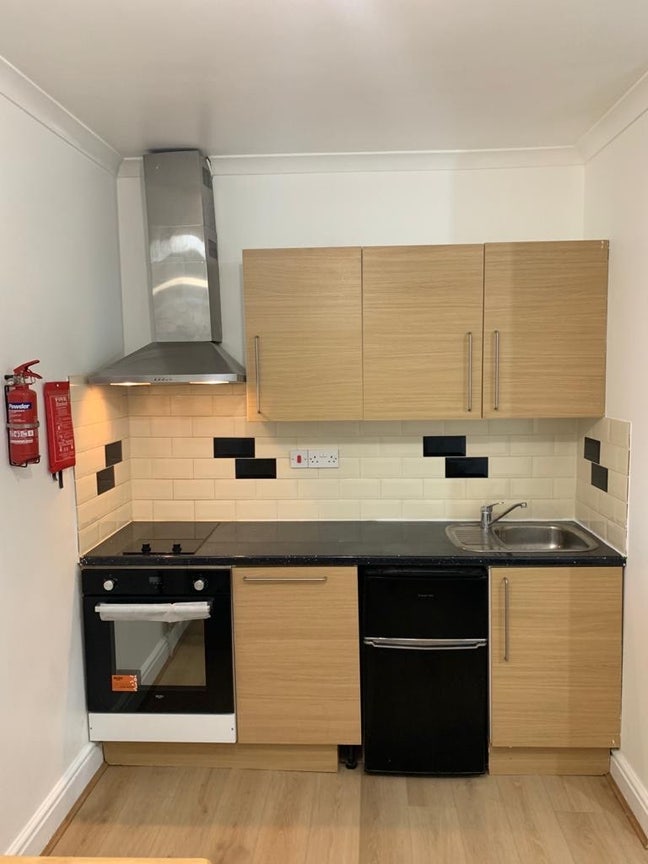 Studio with all bills included close to station Main Photo