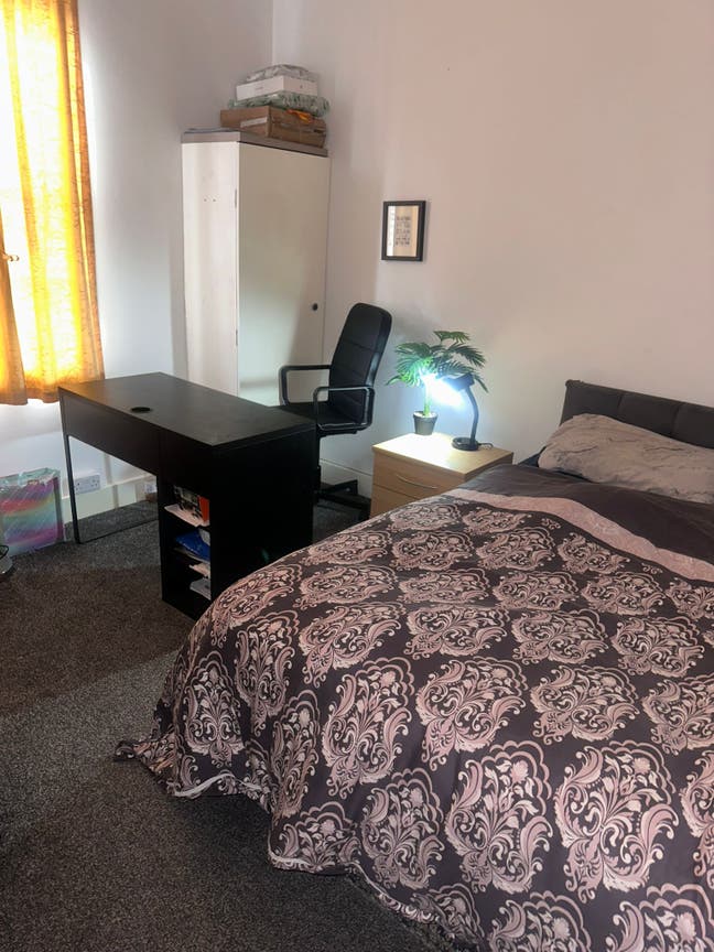 Two bedroom house to share Main Photo