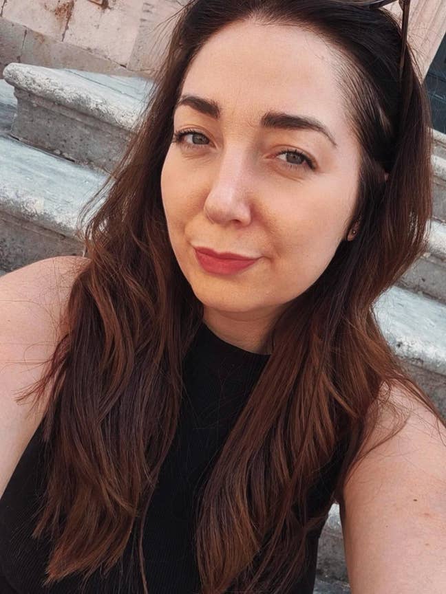 I am a professional female aged 33. I am look... Main Photo